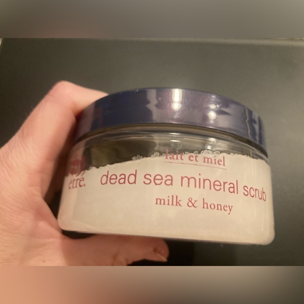 Etre’ Lait Et Miel Dead Sea mineral scrub milk & honey. 10 fl oz